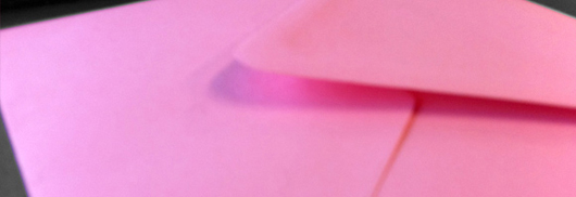 roze enveloppen